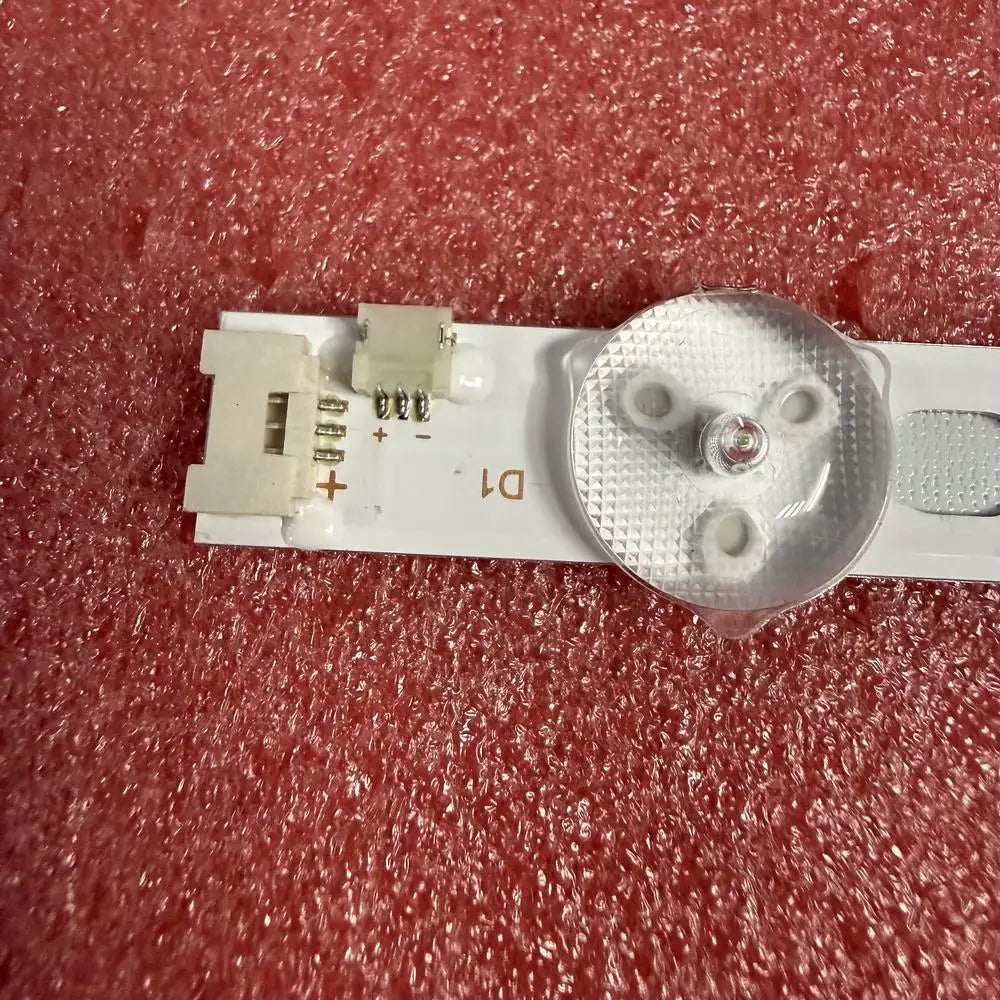 Détail du connecteur et de la lentille d'une barre LED TV 43 pouces