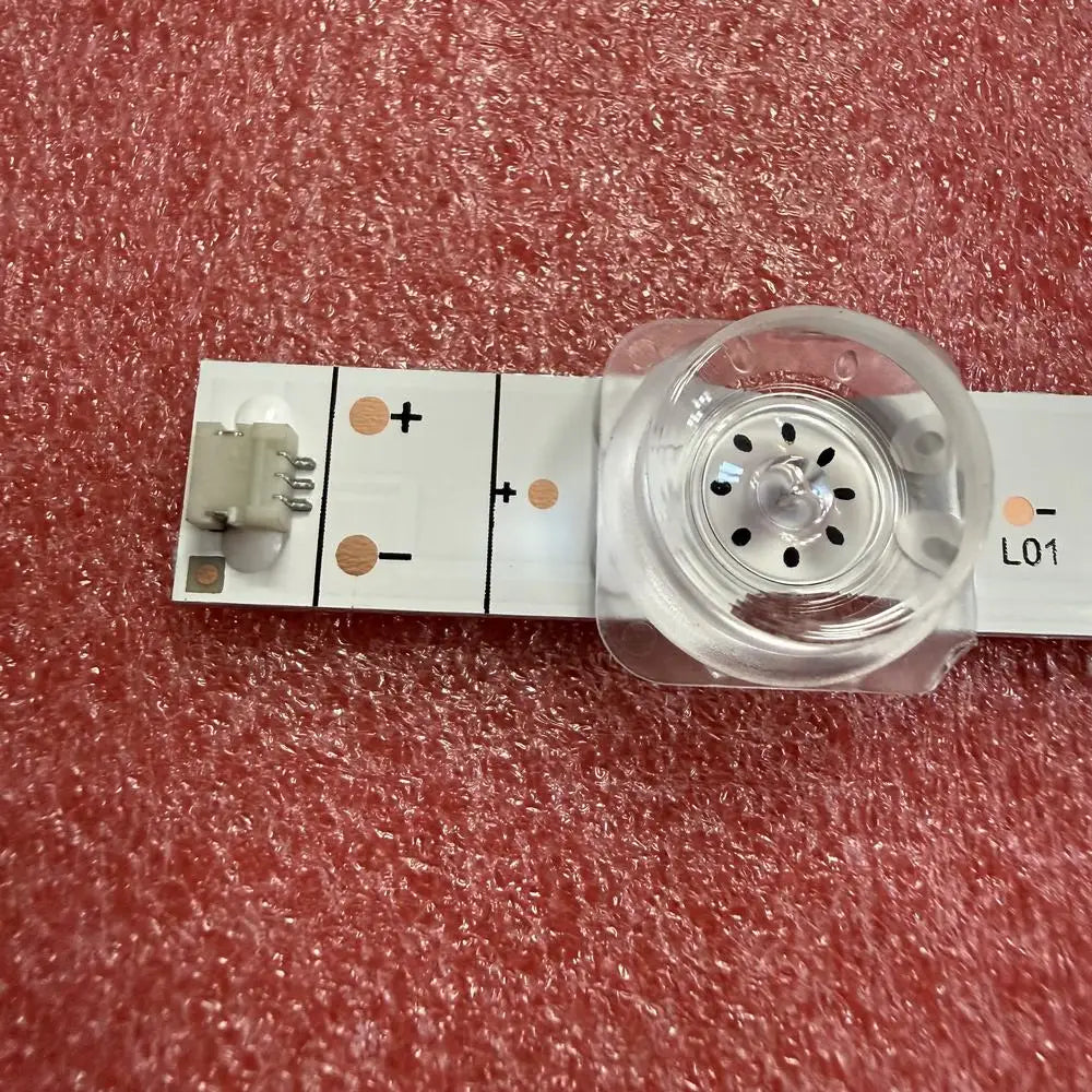Détail du connecteur et de la lentille d'une barre LED Hisense 65 pouces